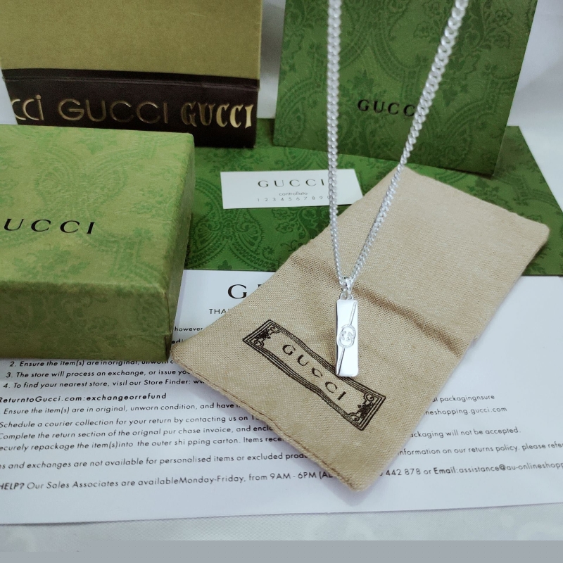 G*u*i bracelets